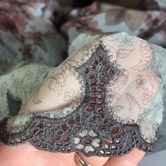 Zara W&B size small floral blouse crochet lace detail around bottom - Picture 5 of 9